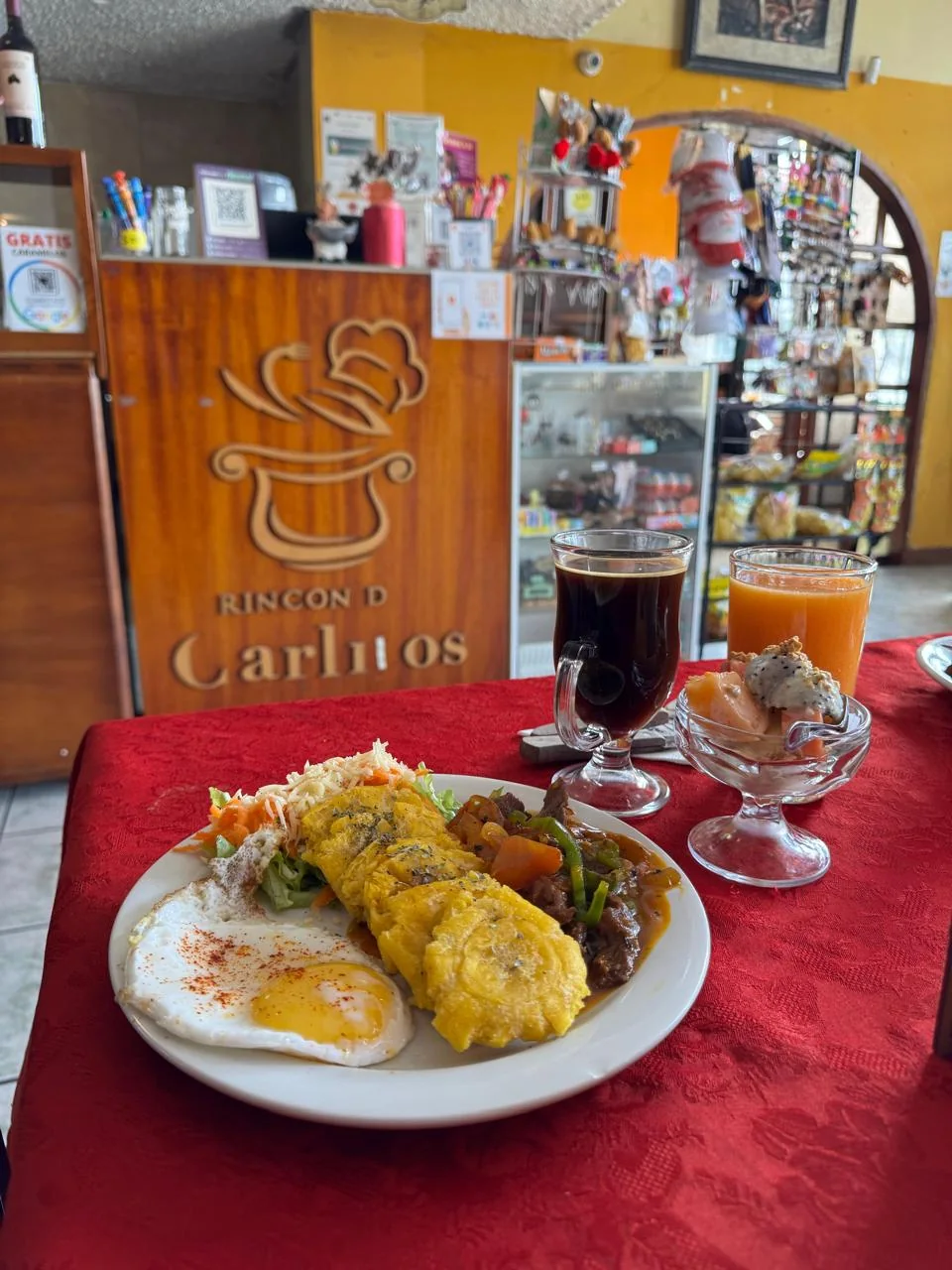 Platos ecuatorianos tradicionales servidos con generosidad